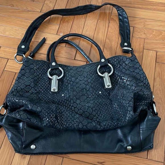 Black B. Makowsky shoulder bag with leopard interior. - Picture 2 of 3